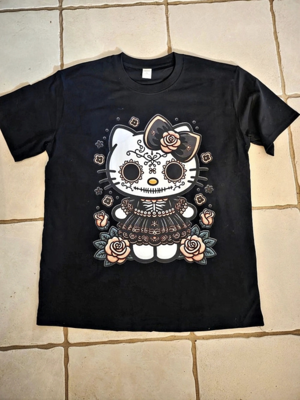 Graphic Short Sleeve Tee in Black & White Like New